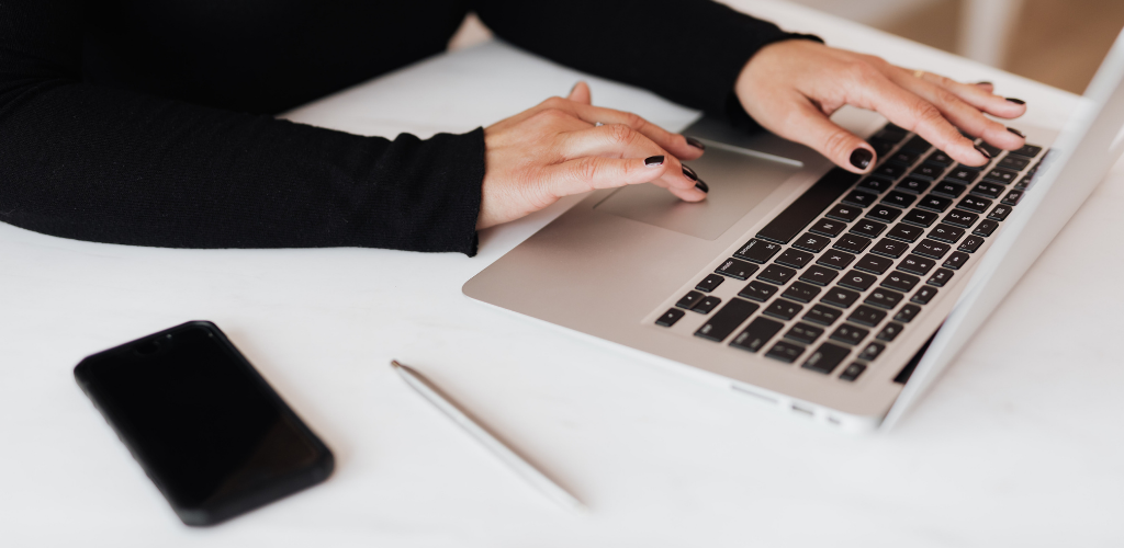femme solopreneur sur ordinateur en train de travailler